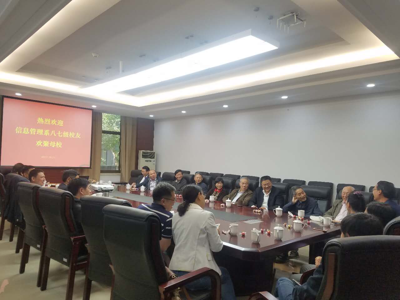 信管学院87科技档案班员工返校2.jpg